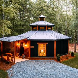 Romantic Gazebo Cottage w Hot Tub & Pond