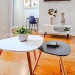 Jennifer's Stylish Apt Private Deck Backyard Oasis