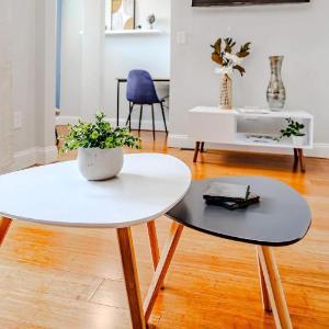 Jennifer's Stylish Apt Private Deck Backyard Oasis