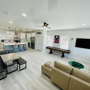 Modern Downtown Townhouse Sleep 8 Games Garage