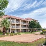 Beautiful 1BD condo in the desert onsite with pools playground horseshoes and more Utah