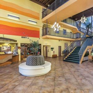 See Palm Springs and relax in this 1BD condo with resort amenities including pool or hot tub