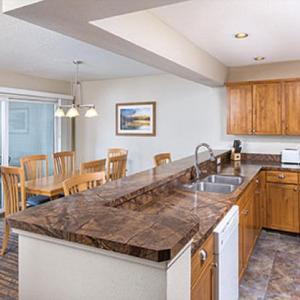 Enjoy the family at Coeur dAlene in this resort 3BD condo with indoor pool