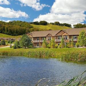 Relax in this 1BD resort condo after skiing at Boyne Mountain