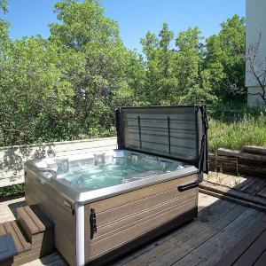 Private Hot Tub with Mountain Views Pet Friendly Quick Walk to Ski Area Base