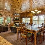 It's 5 O'clock Somewhere Hot Tub Theater Room FREE tickets each paid day Game Room WIFI!!! Tennessee