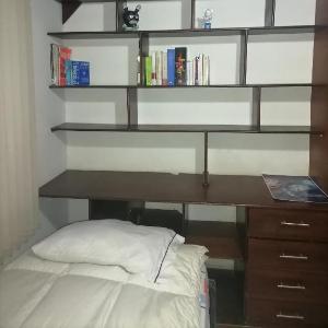 Cuarto con cuarto de baño y terraza