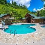 Perfect Getaway- Game Room Mini Golf Course Hot Tub Pool Access Gatlinburg