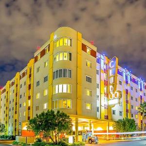 2BD resort condo with amenities and next to shopping right off the Las Vegas Strip