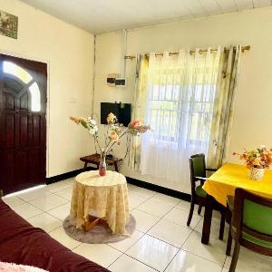 3 Bed House - Sleeps 6 - Garden - Parking - Wifi