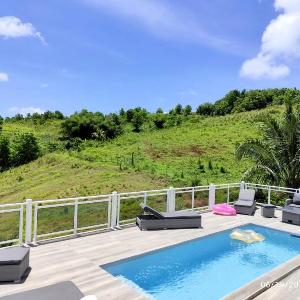 Azur bas de villa piscine vue mer