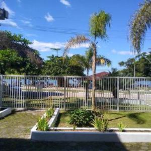 Apartamento em condomínio de frete pra praia
