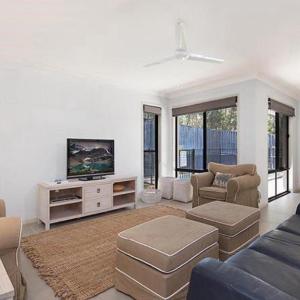 Hideaway -4BR Family Home with Pool Near Beach