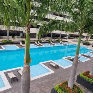 Suite moderna con vista a la ciudad y al río en Puerto Santa Ana