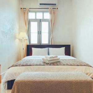 Sathiti Cafe & Bed 100 mt from Sihom Night Market