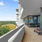 Luxe 2-Bed: Modern Interiors Balcony & BBQ Area Sydney 