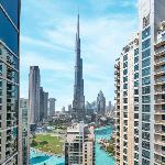 Skyline Serenity Holiday Home I Luxe 4 bedroom Apartment I Burj Khalifa & Fountain Views I Free Gym Pool Parking Wi-Fi and PS5