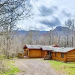 4 Bedroom Log Cabin with Stream and Great Location
