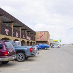 Hotels near Claresholm Arena - Lazy J Motel