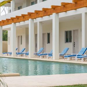 3 BD Suite with Balcony Gym Rooftop Pool Hot Tub