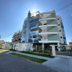 Orbe Residence - Apartamento espaçoso com duas suítes e varanda gourmet de frente para a rua com vista para as montanhas na Praia de Palmas.