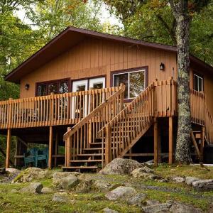 Lakeside 2 Bedroom Wolf's Den Cabin On Kab