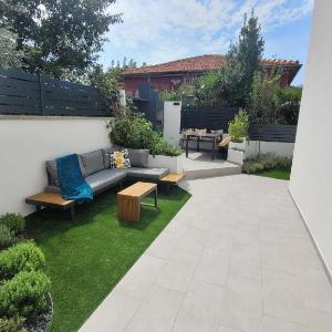 Urban Oasis - private fenced garden with BBQ area
