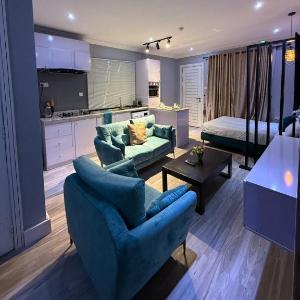 Balcony Teal Snug Open-Plan Studio Unit in Lekki Phase 1-Netflix Wi-Fi 24-7 Light Washer Kitchen