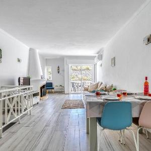 Azula - Bright and airy 2 bedroom apartment with p