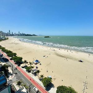Oceanfront 4 Suite Apartment in Downtown Balneário Camboriú