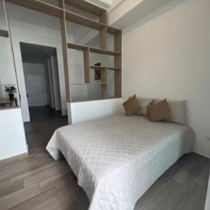 Apartamento a la par del aeropuerto con gran balcón 1 habitación!