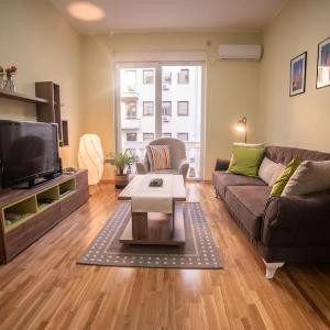 3 BDR for 6 CENTER CLOSE TO NATIONAL MUSEUM