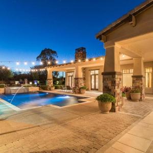 Private Pool & Hot Tub Retreat - Large Luxury Smart Home