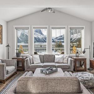 Spectacular Rocky Mountain Views 3BD By The Tracks