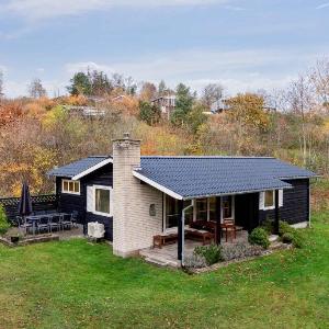 Cozy Cottage Steps From Lyngsbæk Beach