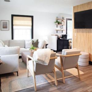 Modern Cottage with hot tub near lake wineries Geneva and SPIRE