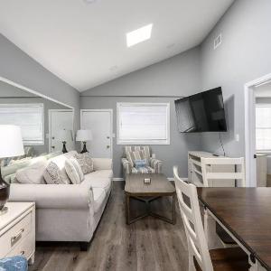 Quaint Home 2BR 1 BA Shared Pool