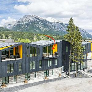 Scenic Views in a Luxurious Townhouse