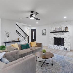 North Austin retreat with garage 5 min from Domain