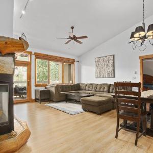 4 Pools and 10 Hot Tubs Renovated Penthouse Condo Ski Season Private Shuttle