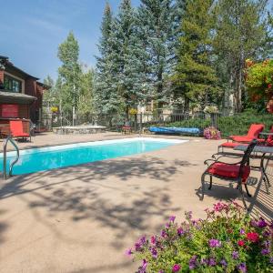 Outdoor Pool and Hot Tub Air Conditioned 135 Steps From Ski Access