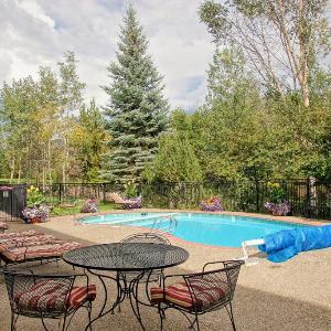 Outdoor Pool Private Washer & Dryer Walk to Everything Affordable Rates