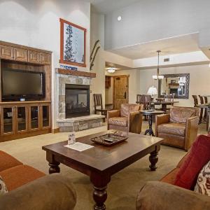 Outdoor Pool and Hot Tub Air Conditioning Covered Deck with Gas Grill Penthouse Level