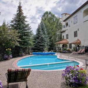 Outdoor Pool and Hot Tub Gas Grill on Patio Private Washer & Dryer