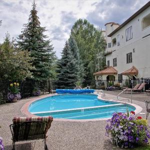 Pool Hot Tub Balcony over Burgess Creek Walk to Gondola Square