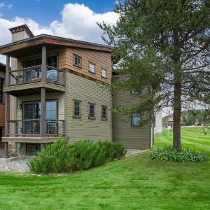 Hot Tub Loft with Balcony Great Views 2 Bedrooms 30 Plus Night Rentals Welcome