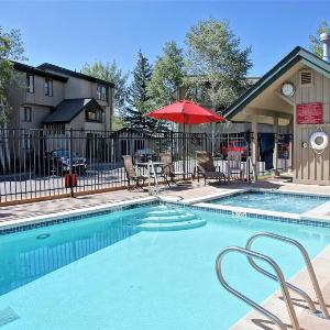 Heated Pool & Hot Tub Walk to Ski Slopes Ground Level Unit