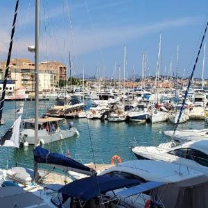 Vue sur Port Frejus pour ce T2-3 Cap Hermes 6 cou