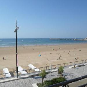 Appartement T4 face mer proche commerces 2 balcons cuisine équipée 2ème étage sans ascenseur - FR-1-197-271