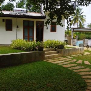 Coastal Dream House with Jacuzzi - 3 Bedrooms - Just Steps from a Stunning Beach